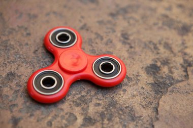 Kırmızı topluca spinner oyuncak. İplik aygıt yatakları ile