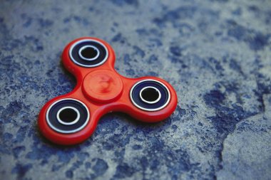 Kırmızı topluca spinner oyuncak. İplik aygıt yatakları ile