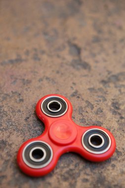 Kırmızı topluca spinner oyuncak. İplik aygıt yatakları ile