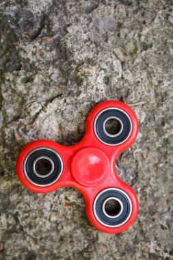 Kırmızı topluca spinner oyuncak. İplik aygıt yatakları ile