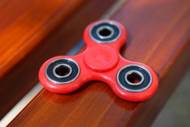 Kırmızı topluca spinner oyuncak. İplik aygıt yatakları ile