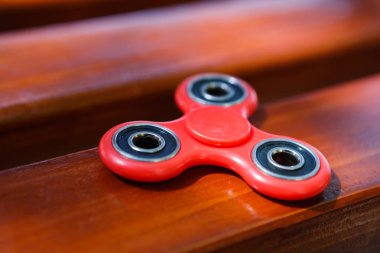 Kırmızı topluca spinner oyuncak. İplik aygıt yatakları ile