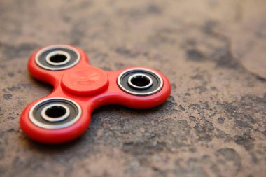 Kırmızı topluca spinner oyuncak. İplik aygıt yatakları ile