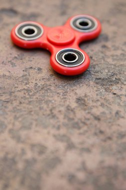 Kırmızı topluca spinner oyuncak. İplik aygıt yatakları ile