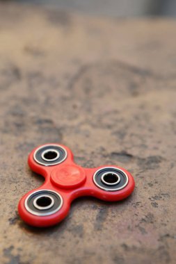 Kırmızı topluca spinner oyuncak. İplik aygıt yatakları ile