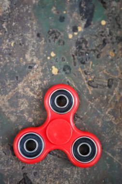 Kırmızı topluca spinner oyuncak. İplik aygıt yatakları ile