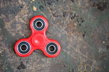 Kırmızı topluca spinner oyuncak. İplik aygıt yatakları ile