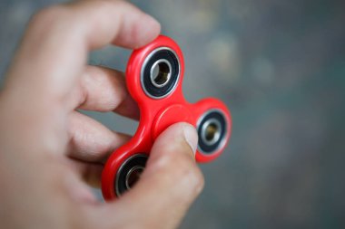 Kırmızı topluca spinner oyuncak. İplik aygıt yatakları ile