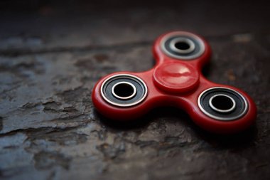 Kırmızı topluca spinner oyuncak. İplik aygıt yatakları ile
