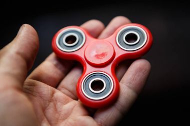 Kırmızı topluca spinner oyuncak. İplik aygıt yatakları ile