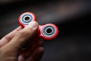Kırmızı topluca spinner oyuncak. İplik aygıt yatakları ile