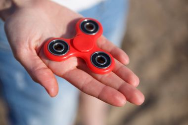 Kırmızı topluca spinner oyuncak. İplik aygıt yatakları ile