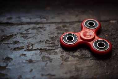 Kırmızı topluca spinner oyuncak. İplik aygıt yatakları ile