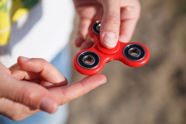 Kırmızı topluca spinner oyuncak. İplik aygıt yatakları ile