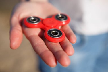 Kırmızı topluca spinner oyuncak. İplik aygıt yatakları ile