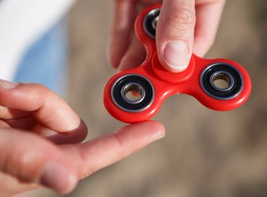 Kırmızı topluca spinner oyuncak. İplik aygıt yatakları ile