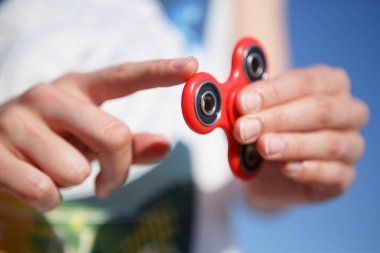 Kırmızı topluca spinner oyuncak. İplik aygıt yatakları ile