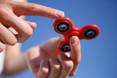 Kırmızı topluca spinner oyuncak. İplik aygıt yatakları ile