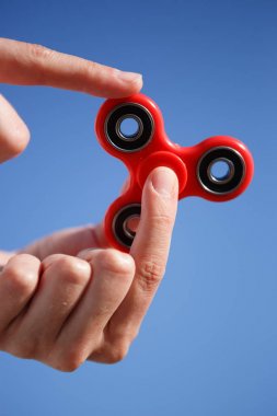 Kırmızı topluca spinner oyuncak. İplik aygıt yatakları ile