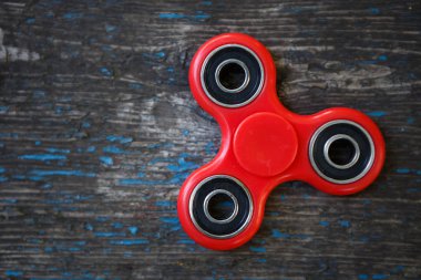 Kırmızı topluca spinner oyuncak. İplik aygıt yatakları ile