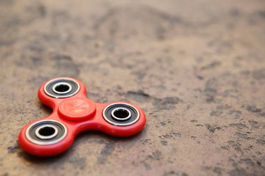 Kırmızı topluca spinner oyuncak. İplik aygıt yatakları ile