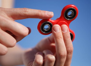 Kırmızı topluca spinner oyuncak. İplik aygıt yatakları ile