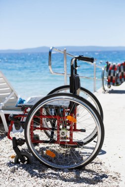Özürlü insanlar için sahilde tekerlekli sandalye