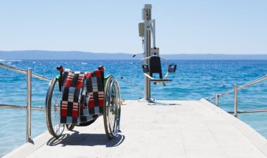 Tekerlekli sandalye ve kaldırma vinç özürlü insanlar su ulaşmak izin