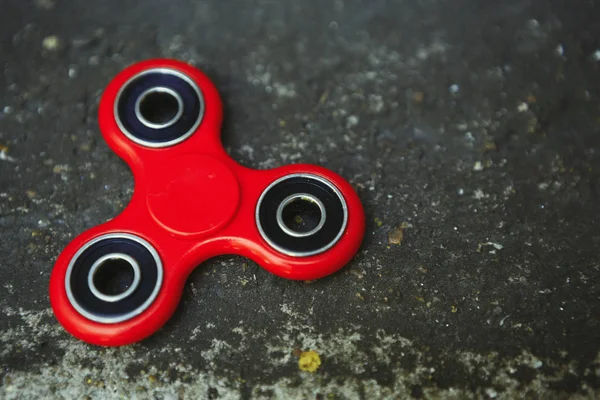 Kırmızı topluca spinner oyuncak. İplik aygıt yatakları ile