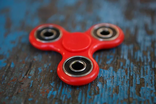 Kırmızı topluca spinner oyuncak. İplik aygıt yatakları ile