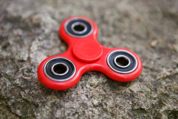 Kırmızı topluca spinner oyuncak. İplik aygıt yatakları ile