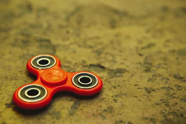 Kırmızı topluca spinner oyuncak. İplik aygıt yatakları ile