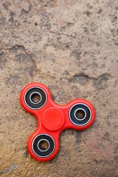 Kırmızı topluca spinner oyuncak. İplik aygıt yatakları ile