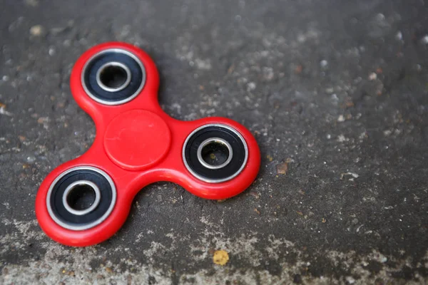 Kırmızı topluca spinner oyuncak. İplik aygıt yatakları ile