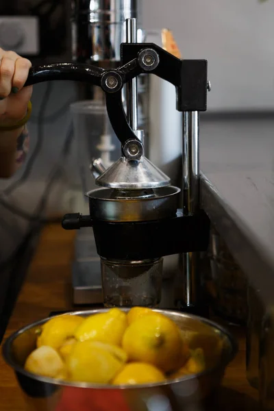 Taze limon suyu yapmak için meyve sıkacağı basın — Stok fotoğraf