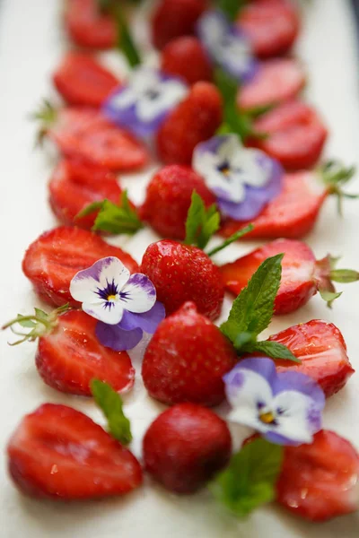 Bolo de morango bonito com creme e biscoito — Fotografia de Stock