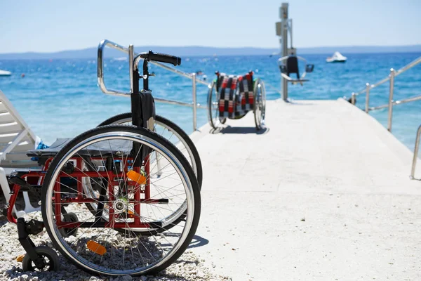 휠체어 장애인된 들의 해변에 — 스톡 사진