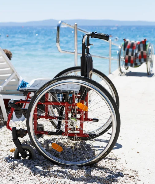 Silla de ruedas en la playa para minusválidos — Foto de Stock