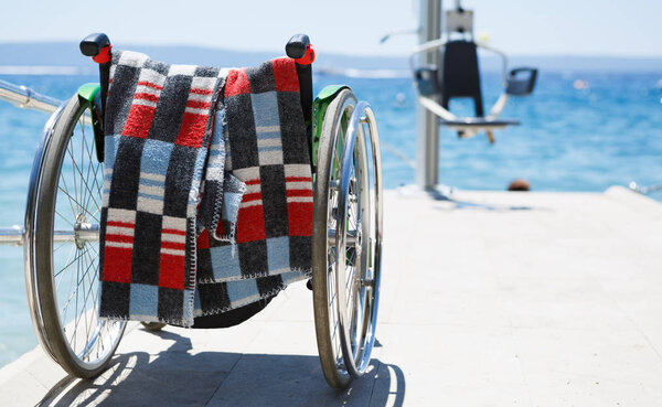 Кресло-каталка и подъемный кран позволяют инвалидам добраться до воды
