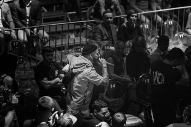 Moskova - 18 Mart, 2016: büyük profesyonel boks olay gelecek için mücadele kapalı spor salonu. Popüler rap şarkıcısı L onun yeni şarkı performans bir 