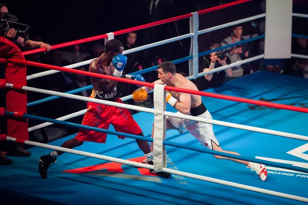 モスクワ 2016 大きなプロボクシング イベント屋内スポーツ アリーナで未来のために戦います つのプロのボクサーはボクシングのリングで戦う — ストック写真