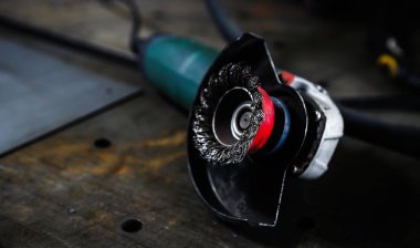 Profesyonel elektrik değirmeni aracı ile yuvarlak yüzey parlatma