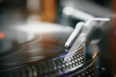 Tablo kayıtları oyuncu portre içinde açın. Party dj pikap oyun vinil disk müzik ile. Hip hop şarkıları çizik ve parça parti ya da dj konserde remix. Eğlence için profesyonel ses ekipmanları
