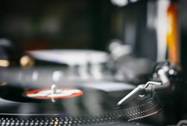 Profesyonel parti dj pikap. Partiler ve konserler için Analog ses ekipmanları. Çal ve mix müzik parça vinil kayıtları çalar. Turntable iğne kartuş karalama siyah vinil plak disk