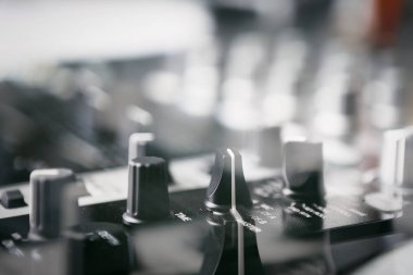 Profesyonel parti dj ses mikseri denetleyicisi. Fader ve ses düzenleyiciler üzerinde odaklanın. Oyun ve parti ya da konser, müzik parçaları ile modern ses ekipmanları remix. Ses efektör yakın çekim