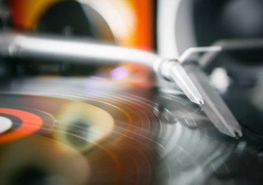 Tablo kayıtları oyuncu portre içinde açın. Party dj pikap oyun vinil disk müzik ile. Hip hop şarkıları çizik ve parça parti ya da dj konserde remix. Eğlence için profesyonel ses ekipmanları