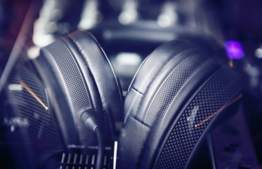 Profesyonel parti dj kulaklık. Büyük siyah kulaklık ses denetleyicisi karıştırma üzerinde. Ses ekipmanları için disk jokey. Müzik dinlemek, mix parça partisi. Konser performansı için Pro kurulum