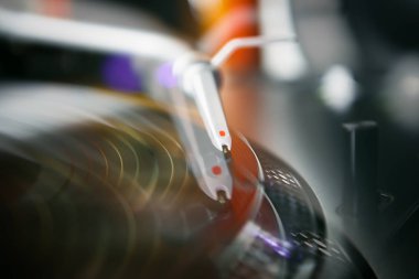 Profesyonel parti dj pikap. Partiler ve konserler için Analog ses ekipmanları. Çal ve mix müzik parça vinil kayıtları çalar. Turntable iğne kartuş karalama siyah vinil plak disk