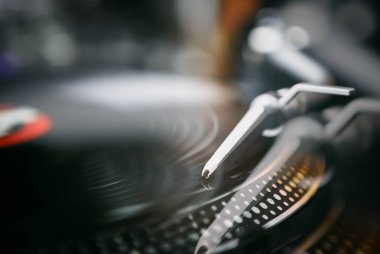 Profesyonel parti dj pikap. Partiler ve konserler için Analog ses ekipmanları. Çal ve mix müzik parça vinil kayıtları çalar. Turntable iğne kartuş karalama siyah vinil plak disk