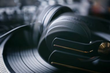 Disk jokey ve vinil diskiyle turntable plak çalar üzerinde yalan audiophile için profesyonel setero kulaklık. Partiler için hip hop dj ses ekipmanları. HiFi müzik dinlemek ve mix parça